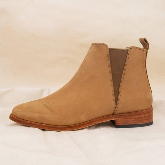 Nisolo Womens Chelsea Boot In Sand Suede | 7 - Picture 13 of 13